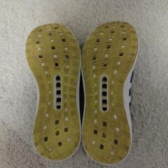 adidasアディダスランニングシューズの画像