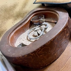 一本の木をくり抜いた火鉢