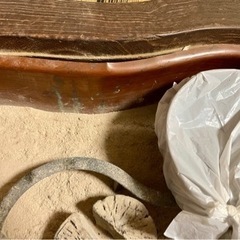 一本の木をくり抜いた火鉢の画像