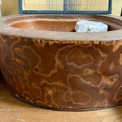 一本の木をくり抜いた火鉢の画像