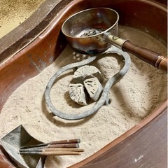 一本の木をくり抜いた火鉢の画像