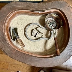 一本の木をくり抜いた火鉢の画像
