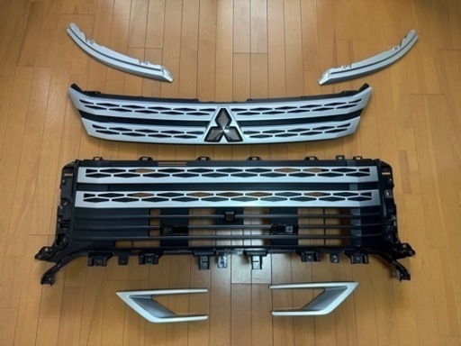 デリカd5純正フロントグリル　新車外し