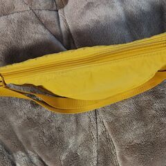 ユニクロのボディバック　イエロー1度のみ使用の画像