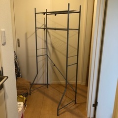 洗濯機幅に合わせて使う物置棚　伸縮可の画像