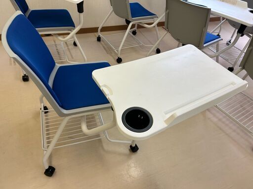 【在庫限り！】残り全部で10脚になりました！台数相談応じます！便利！！多機能な可動テーブル付き椅子