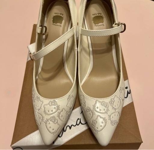 キティちゃんのパンプス