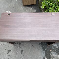 デスク　No.12898　ブラウン　電源コード、引出し付き♪　机【リサイクルショップどりーむ天保山店】の画像