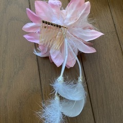 花の髪飾りの画像