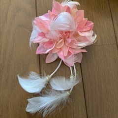 花の髪飾りの画像