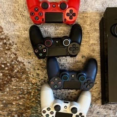 PS4本体&コントローラー×4、WiiU本体&コントローラーの画像