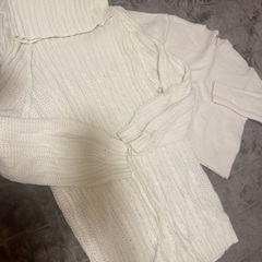 白ニットワンピースとショート丈のニットの画像