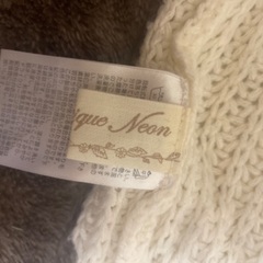 白ニットワンピースとショート丈のニットの画像