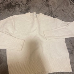 白ニットワンピースとショート丈のニットの画像