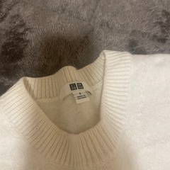 白ニットワンピースとショート丈のニットの画像