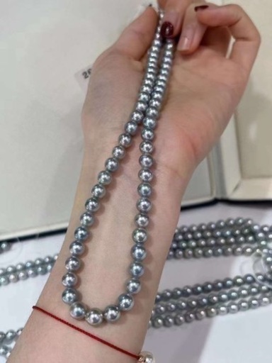 真珠のネックレス.