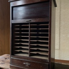 【お譲り先決定しました】シャッター式扉付き 整理棚