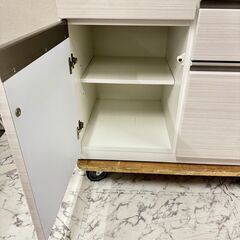 W 17499  NITORI ２枚ガラス扉キッチンボード   ◆大阪市内・東大阪市他 5,000円以上ご購入で無料配達いたします！◆ ※京都・高槻・枚方方面◆神戸・西宮・尼崎方面◆生駒方面、大阪南部方面　それぞれ条件付き無料配送あり！            の画像