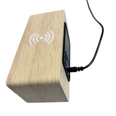 ワイヤレス充電機能付きデジタル時計の画像
