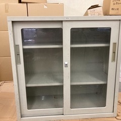 オフィス家具　ガラス扉付きスチール棚の画像