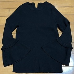 品がある女性用の黒服ニットです