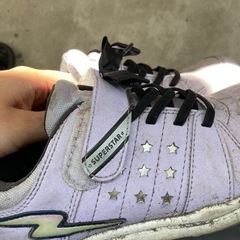 ラベンダー色のスニーカーの画像
