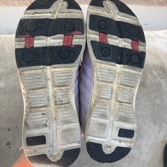 ラベンダー色のスニーカーの画像