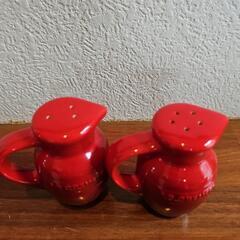 【キャンセル待ち】お値下げしました!ル・クルーゼ　未使用ソルト&ペッパー入れの画像