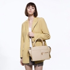 Charles and Keith ベージュショルダーバッグの画像
