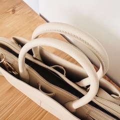 Charles and Keith ベージュショルダーバッグの画像