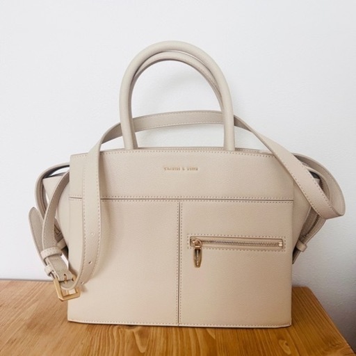 Charles and Keith ベージュショルダーバッグ