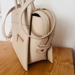 Charles and Keith ベージュショルダーバッグの画像