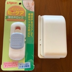 開き戸ロックとコンセントカバー