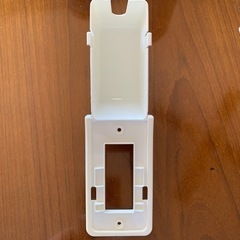開き戸ロックとコンセントカバーの画像
