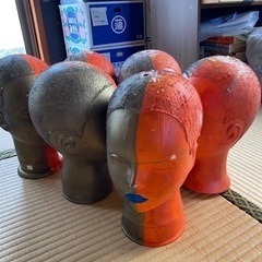 ヘアカットマネキン8体ペイント済み髪の毛なしの画像