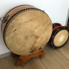沖縄の平太鼓（台付）と締太鼓のセットの画像