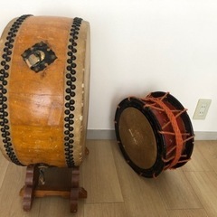 沖縄の平太鼓（台付）と締太鼓のセットの画像