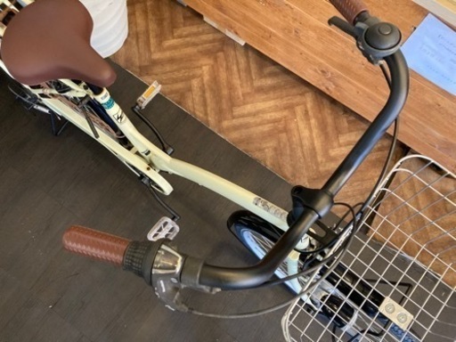 【前後タイヤ・チューブ新品！】26インチ自転車オートライト　ホワイト 前後タイヤ・後輪チューブ新品！】 LEDオートライト6段変速26インチ