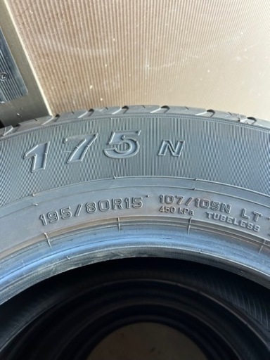 車のパーツ タイヤ、ホイール