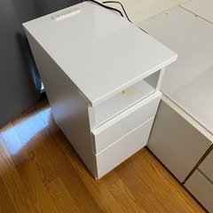 ベッドサイドテーブル