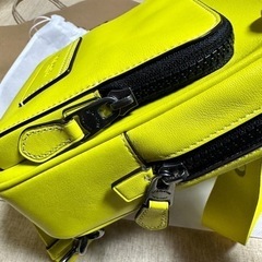 コーチ ボディバッグ イエロー ワイドショルダー レザーの画像