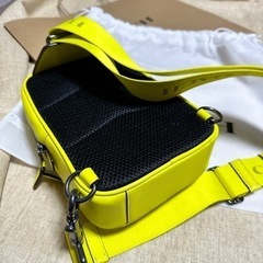コーチ ボディバッグ イエロー ワイドショルダー レザーの画像