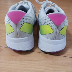  靴 アディダススニーカーの画像