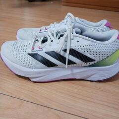  靴 アディダススニーカーの画像