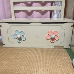子ども用
ベンチ、おもちゃ箱。