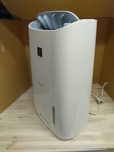 世田谷区近辺配送可能　シャーププラズマクラスター除湿機 CV-Ｇ71-W　2017年製　8～16畳（50Hz）/9～18畳（60Hz） [木造9畳まで /鉄筋18畳まで /コンプレッサー方式] コンパクトなのに除湿能力7.1L/日 衣類乾燥除湿機 高濃度プラズマクラスター7000