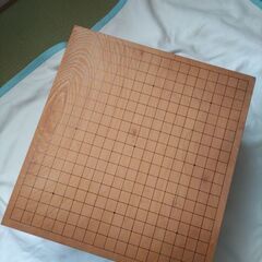 分厚い囲碁盤の画像