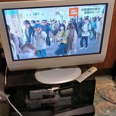 31インチ。平成16年または、2016年購入。テレビ台も可