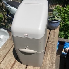 【20%オフ　7/17】【20%オフ　6/15】【20%off】アップリカ　aprica においぽい　オムツ捨て専用ゴミ箱の画像