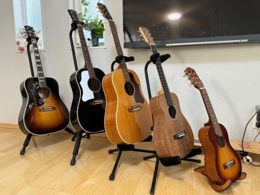 右から2番目　楽器 弦楽器、ギター　左利き